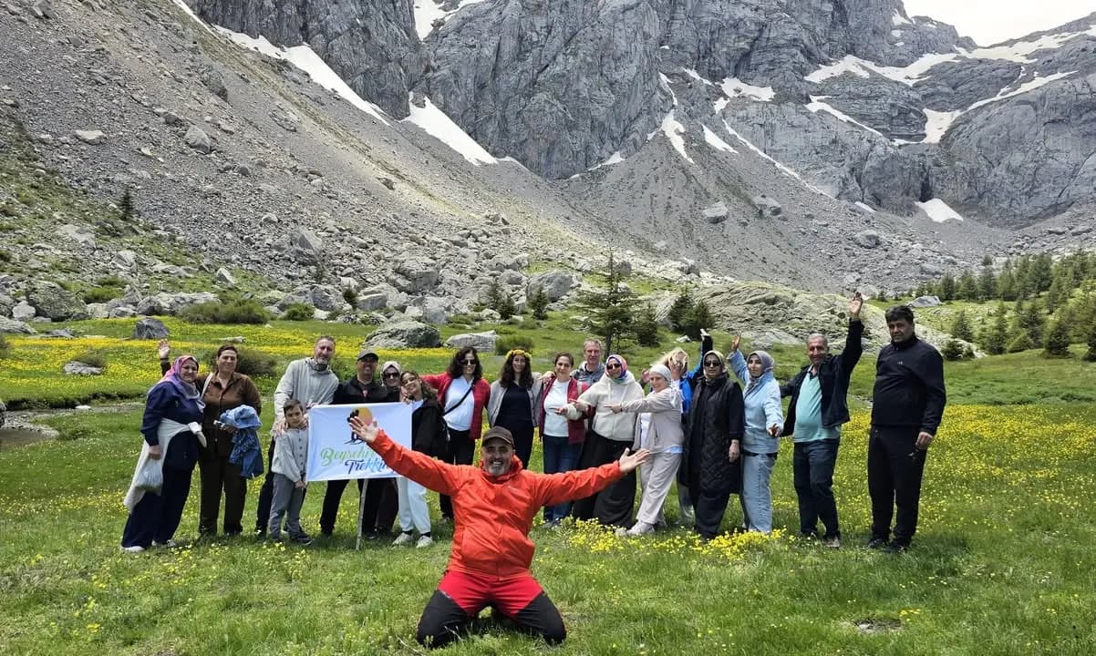 Bahar çiçekleri arasında uzanan yürüyüş patikası