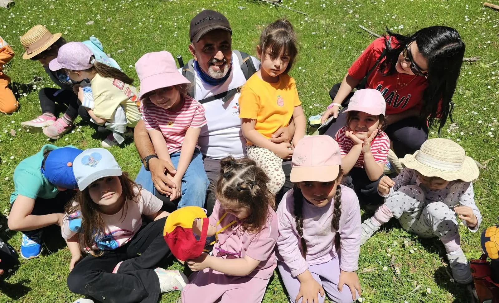Doğada halka olmuş topluluk üyeleri