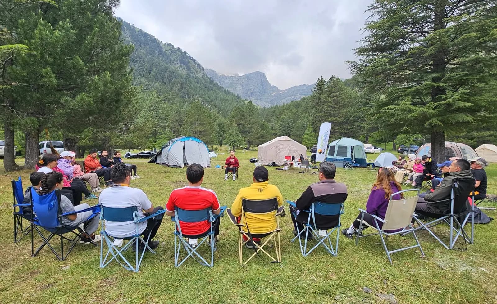 Kamp sabahı göl üzerinde yükselen sis