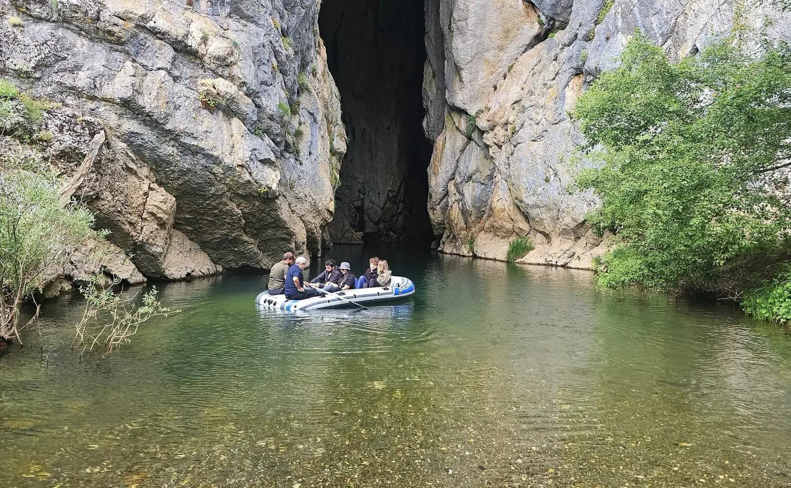 Mağara ağzından yeşil doğaya bakış